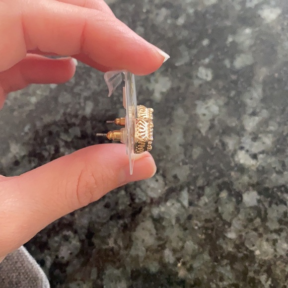 Gold stud earrings - Picture 5 of 6